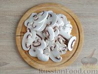 Фото приготовления рецепта: Рис с грибами, сладким перцем и сельдереем (на сковороде) - шаг №3