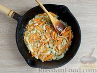 Фото приготовления рецепта: Рис с грибами, сладким перцем и сельдереем (на сковороде) - шаг №4