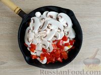 Фото приготовления рецепта: Рис с грибами, сладким перцем и сельдереем (на сковороде) - шаг №5
