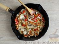 Фото приготовления рецепта: Рис с грибами, сладким перцем и сельдереем (на сковороде) - шаг №6