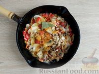 Фото приготовления рецепта: Рис с грибами, сладким перцем и сельдереем (на сковороде) - шаг №7