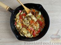 Фото приготовления рецепта: Рис с грибами, сладким перцем и сельдереем (на сковороде) - шаг №8