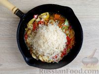 Фото приготовления рецепта: Рис с грибами, сладким перцем и сельдереем (на сковороде) - шаг №9