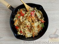 Фото приготовления рецепта: Рис с грибами, сладким перцем и сельдереем (на сковороде) - шаг №10