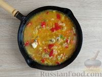 Фото приготовления рецепта: Рис с грибами, сладким перцем и сельдереем (на сковороде) - шаг №11