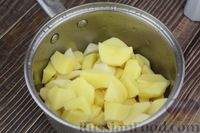Фото приготовления рецепта: Запеканка из картофельного пюре с квашеной капустой и жареным луком - шаг №2