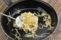 Фото приготовления рецепта: Запеканка из картофельного пюре с квашеной капустой и жареным луком - шаг №5