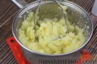 Фото приготовления рецепта: Запеканка из картофельного пюре с квашеной капустой и жареным луком - шаг №6