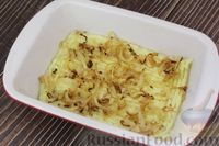 Фото приготовления рецепта: Запеканка из картофельного пюре с квашеной капустой и жареным луком - шаг №8