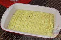 Фото приготовления рецепта: Запеканка из картофельного пюре с квашеной капустой и жареным луком - шаг №11
