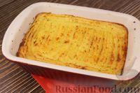 Фото приготовления рецепта: Запеканка из картофельного пюре с квашеной капустой и жареным луком - шаг №12