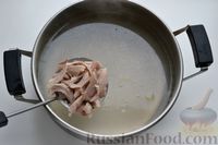 Фото приготовления рецепта: Сырный суп с курицей, солёными огурцами и рисом - шаг №4