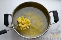 Фото приготовления рецепта: Сырный суп с курицей, солёными огурцами и рисом - шаг №5
