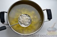 Фото приготовления рецепта: Сырный суп с курицей, солёными огурцами и рисом - шаг №6