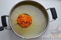 Фото приготовления рецепта: Сырный суп с курицей, солёными огурцами и рисом - шаг №10
