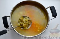 Фото приготовления рецепта: Сырный суп с курицей, солёными огурцами и рисом - шаг №11