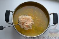 Фото приготовления рецепта: Сырный суп с курицей, солёными огурцами и рисом - шаг №12
