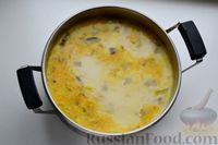Фото приготовления рецепта: Сырный суп с курицей, солёными огурцами и рисом - шаг №14
