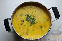 Фото приготовления рецепта: Сырный суп с курицей, солёными огурцами и рисом - шаг №15