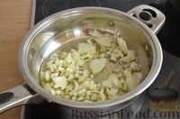 Фото приготовления рецепта: Куриные бёдра, тушенные в сметанно-грибном соусе - шаг №3