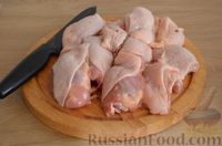 Фото приготовления рецепта: Куриные бёдра, тушенные в сметанно-грибном соусе - шаг №4