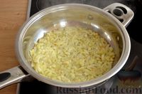 Фото приготовления рецепта: Куриные бёдра, тушенные в сметанно-грибном соусе - шаг №5