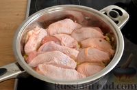 Фото приготовления рецепта: Куриные бёдра, тушенные в сметанно-грибном соусе - шаг №6