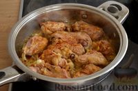Фото приготовления рецепта: Куриные бёдра, тушенные в сметанно-грибном соусе - шаг №9