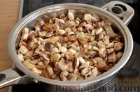 Фото приготовления рецепта: Куриные бёдра, тушенные в сметанно-грибном соусе - шаг №10