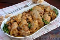 Фото приготовления рецепта: Куриные бёдра, тушенные в сметанно-грибном соусе - шаг №13