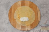Фото приготовления рецепта: Слоёные рулетики с ветчиной, сыром и чесноком - шаг №5