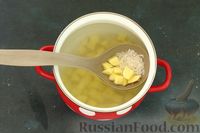 Фото приготовления рецепта: Рисовый суп с зелёным горошком и овощами - шаг №4
