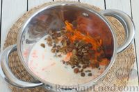 Фото приготовления рецепта: Овсяная каша на молоке, с изюмом и морковью - шаг №3
