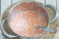 Фото приготовления рецепта: Овсяная каша на молоке, с изюмом и морковью - шаг №4