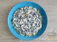 Фото приготовления рецепта: Слоёный салат с морской капустой, свёклой, картофелем и морковью - шаг №18