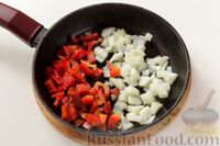 Фото приготовления рецепта: Салат из яиц, жареного лука, моркови и сухариков - шаг №2
