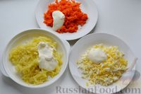 Фото приготовления рецепта: Салат с колбасой, кукурузой, сыром, яичными блинчиками и сухариками - шаг №10