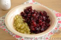 Фото приготовления рецепта: Свекольный салат с маринованными огурцами и постным чесночным майонезом - шаг №5