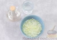 Фото приготовления рецепта: Салат с консервированной фасолью, шампиньонами, луком и арахисом - шаг №3