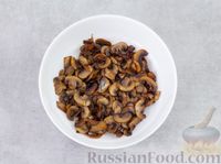 Фото приготовления рецепта: Салат с консервированной фасолью, шампиньонами, луком и арахисом - шаг №6