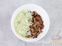 Фото приготовления рецепта: Салат с консервированной фасолью, шампиньонами, луком и арахисом - шаг №7