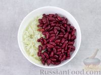 Фото приготовления рецепта: Салат с консервированной фасолью, шампиньонами, луком и арахисом - шаг №8
