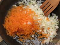 Фото приготовления рецепта: Заливной пирог с капустой, луком и морковью - шаг №4