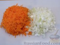 Фото приготовления рецепта: Заливной пирог с капустой, луком и морковью - шаг №3