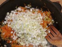 Фото приготовления рецепта: Заливной пирог с капустой, луком и морковью - шаг №6