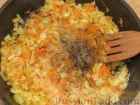 Фото приготовления рецепта: Заливной пирог с капустой, луком и морковью - шаг №7