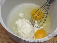 Фото приготовления рецепта: Заливной пирог с капустой, луком и морковью - шаг №8