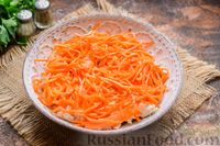Фото приготовления рецепта: Слоёный салат с курицей, морковью по-корейски, солёными огурцами, сыром и кукурузой - шаг №8