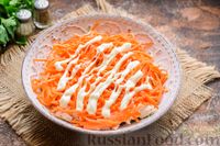 Фото приготовления рецепта: Слоёный салат с курицей, морковью по-корейски, солёными огурцами, сыром и кукурузой - шаг №9