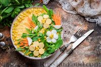 Фото приготовления рецепта: Слоёный салат с курицей, морковью по-корейски, солёными огурцами, сыром и кукурузой - шаг №15